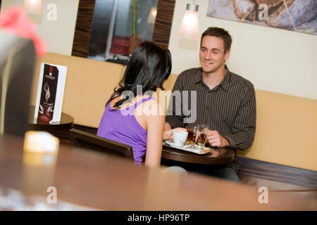 Model Release, Junges Paar, 25 +, Sitzt Im Kaffeehaus - paar im café Stockfoto