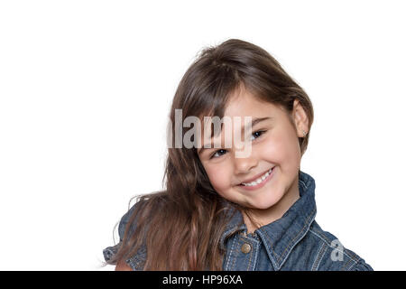 Porträt von lächelnden langhaarige Brünette Mädchen auf dem weißen Hintergrund isoliert. Stockfoto