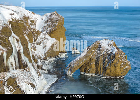 Steilküste im Winter, Sachalin, Russland Stockfoto