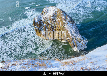 Steilküste im Winter, Sachalin, Russland Stockfoto