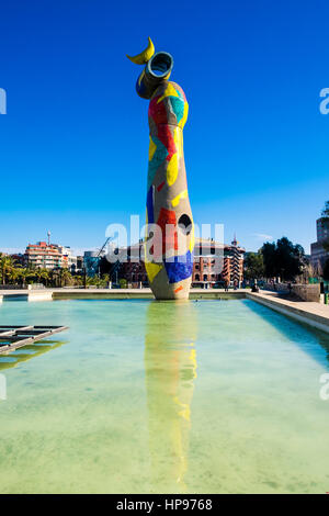 Barcelona, Spanien - 14. Februar 2016: Skulptur "Frau und Vogel" (Dona ich Ocell auf Katalanisch), erstellt von Joan Miro in Joan Miro quadratisch Stockfoto