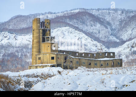 Ruinen des verlassenen Industriegebäudes, Sachalin, Russland Stockfoto