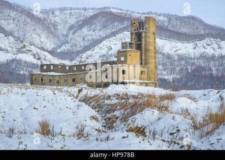 Ruinen des verlassenen Industriegebäudes, Sachalin, Russland Stockfoto