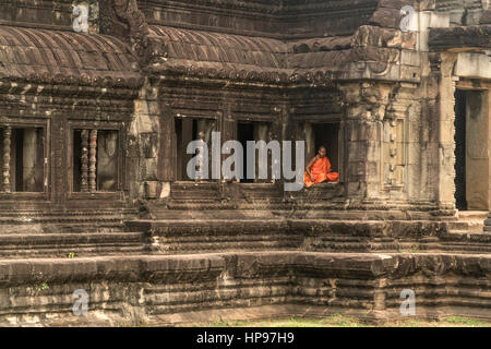 Buddhistischer Mönch Sitzt in Einem Fenster, Tempelanlage Angkor Wat, Kambodscha, Asien |  buddhistischer Mönch sitzt in einem Fenster, Angkor Wat Tempel comp Stockfoto