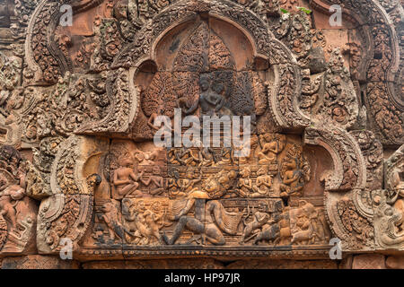 Kunstvolle Ornamentik der Hinduistischen Tempelruine Banteay Srei, Region Angkor, Kambodscha, Asien | aufwendige dekorative Wandschnitzereien von den hin Stockfoto