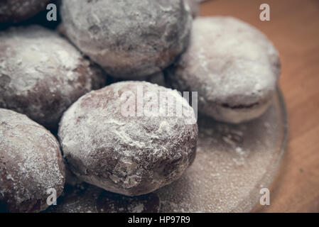 Frische, handgemachte Krapfen Hammer für traditionelle Fett Donnerstag Stockfoto