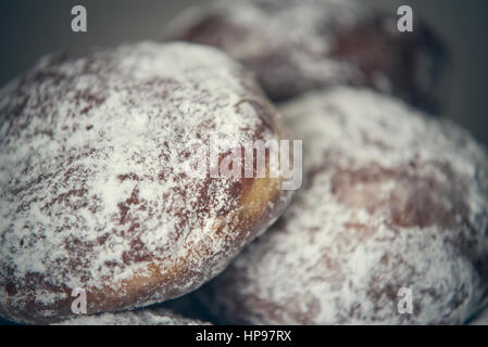 Frische, handgemachte Krapfen Hammer für traditionelle Fett Donnerstag Stockfoto