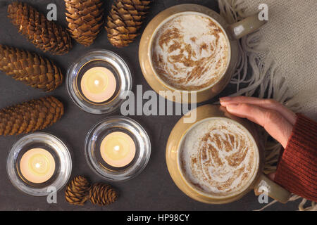 Hygge. Tassen cremiger Mokka (Kaffee und Schokolade) serviert auf Schiefer in einem gemütlichen englischen Zuhause Stockfoto