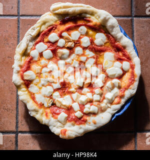 Pizza Margherita hausgemachte in Neapel. Gemäß der Tradition der Pizza war so der Name der Königin Margherita von Italien im Jahre 1889 gefordert. Stockfoto