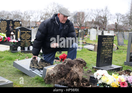 Tommy Oughton, 82, an das Grab seiner Frau, die zusammen mit 25 anderen Hebburn Friedhof in South Tyneside verwüstet worden. Stockfoto