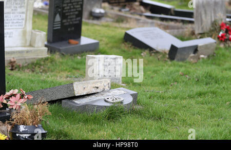 Einige der Gräber, in Hebburn Cemetery in South Tyneside verwüstet worden. Stockfoto