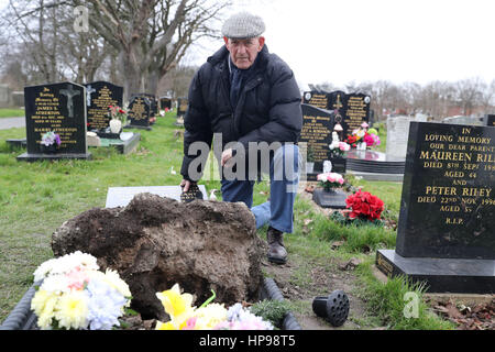 Tommy Oughton, 82, an das Grab seiner Frau, die zusammen mit 25 anderen Hebburn Friedhof in South Tyneside verwüstet worden. Stockfoto