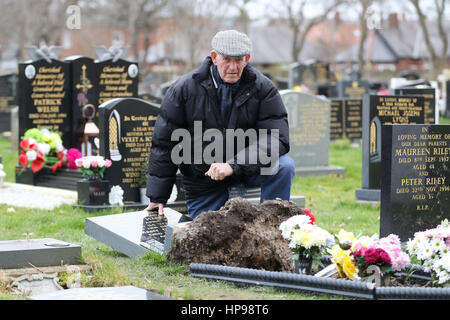 Tommy Oughton, 82, an das Grab seiner Frau, die zusammen mit 25 anderen Hebburn Friedhof in South Tyneside verwüstet worden. Stockfoto