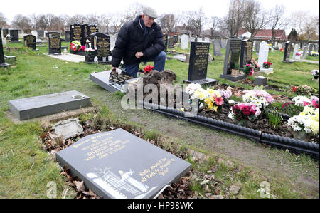 Tommy Oughton, 82, an das Grab seiner Frau, die zusammen mit 25 anderen Hebburn Friedhof in South Tyneside verwüstet worden. Stockfoto