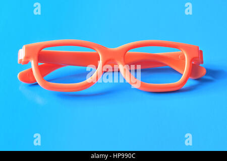 Flache Laien Mode Set: Sonnenbrille auf Pastell Hintergründe. Modesommer wird kommenden Konzept. Orange Brille auf blauem Hintergrund, Ansicht von oben. Trendige Fliesen Stockfoto
