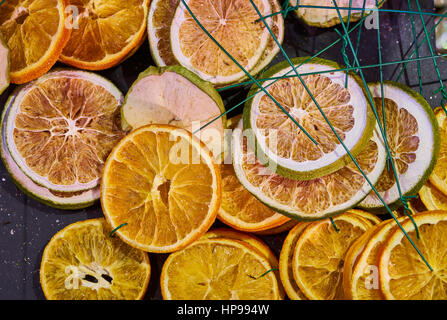 Getrocknete festliche citrus Orange und Limettenscheiben für Weihnachten Stockfoto