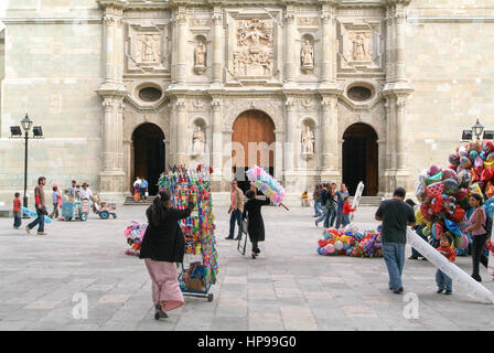 Oaxaca, Mexiko - 11. Januar 2009: Menschen, die zu Fuß vor der Kirche von Santo Domingo de Guzman in Oaxaca, Mexiko Stockfoto