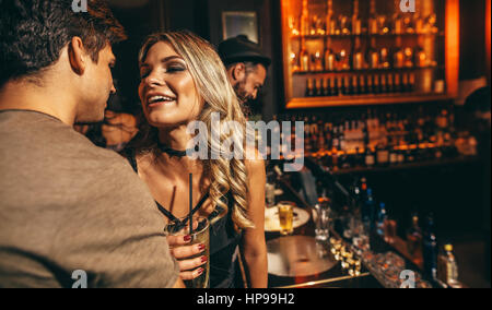 Junges Liebespaar im Club. Junger Mann und Frau, die gute Zeit im Nachtclub. Stockfoto