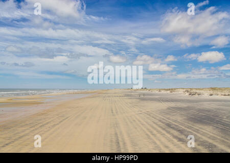 Dünen, Vegetation und Rad-Marken auf dem Sand des Strandes Mostardas Stockfoto