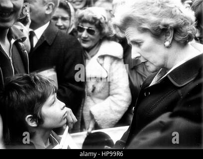 AJAXNETPHOTO.11TH FEBRUAR 1977. PORTSMOUTH, ENGLAND.  -STADT WALKABOUT - FRAU MARGARET THATCHER, FÜHRER DER OPPOSITION, WIRD VON 11 EINJAHRES TONY VENN IN HANDELSSTRAßE KONFRONTIERT. FOTO: JONATHAN EASTLAND/AJAX REF; 3771102 1 Stockfoto