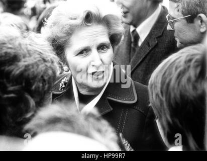 AJAXNETPHOTO.11TH FEBRUAR 1977. PORTSMOUTH, ENGLAND.  -STADT WALKABOUT - FRAU MARGARET THATCHER, FÜHRER DER OPPOSITION, ENGAGIERT SICH DIE ÖFFENTLICHKEIT IN HANDELSSTRAßE. FOTO: JONATHAN EASTLAND/AJAX REF: 3771102 3 Stockfoto