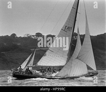 AJAXNETPHOTO. 4. AUGUST 1971. SOLENT, ENGLAND. -ADMIRALS CUP 1971 - FRANZÖSISCHE EINTRAGUNG PEN DUICK III KONKURRIERT IN STÜRMISCHEN 2. INSHORE RACE IM WESTLICHEN SOLENT.   FOTO: JONATHAN EASTLAND/AJAX REF: 7138 23040 Stockfoto