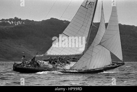 AJAXNETPHOTO. 4. AUGUST 1971. SOLENT, ENGLAND. -ADMIRALS CUP 1971 - FRANZÖSISCHE EINTRAGUNG PEN DUICK III KONKURRIERT IN STÜRMISCHEN 2. INSHORE RACE IM WESTLICHEN SOLENT.   FOTO: JONATHAN EASTLAND/AJAX REF: 7138 22039 Stockfoto