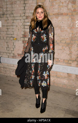 Olivia Palermo in der ersten Reihe während der Erdem Herbst/Winter 2017 London Fashion Week show in der alten Selfridge Hotel, London.PRESS Verein Foto. Bild Datum: Montag, 20. Februar 2017. Bildnachweis sollte lauten: Matt Crossick/PA Wire. Stockfoto