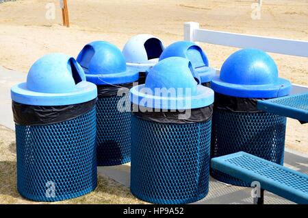 Blau outdoor Mülltonnen Stockfoto