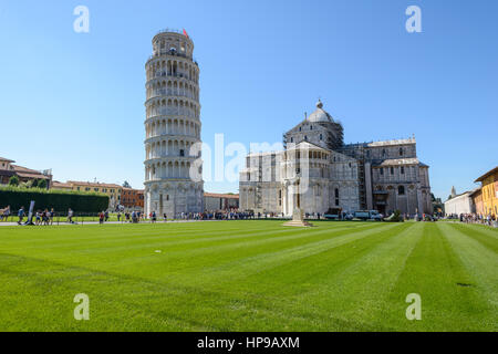 Pisa, Italien - 26. September 2016: Tourist die Piazza dei Miracoli in Pisa, mit dem Pisa-Turm und die Kirche Stockfoto