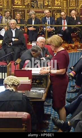 Hinweis alternative Ernte Premierminister Theresa sitzt Mai hinter dem Lautsprecher (oben) als Baroness Smith von Basildon in das House Of Lords, London, während einer Debatte über die Brexit Bill spricht. Stockfoto