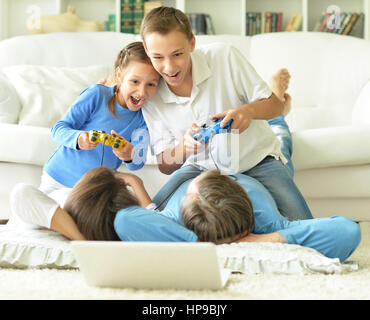 Kinder spielen von Computerspielen Stockfoto