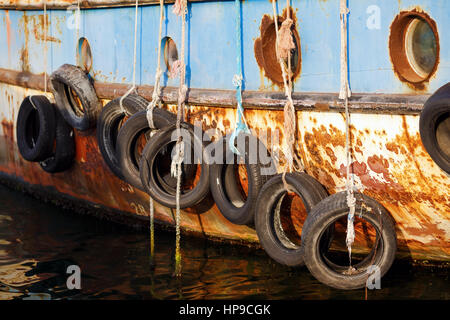 Altreifen auf Schiff Stockfoto