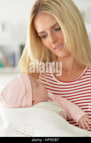 junge Frau mit schlafenden baby Stockfoto