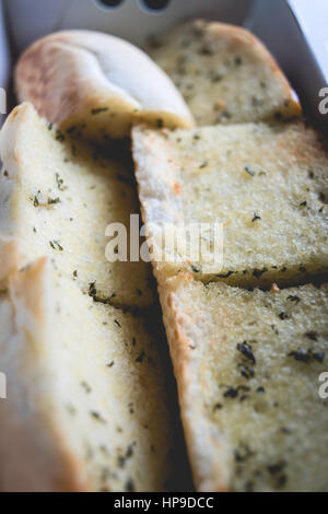 geschnittene Homemeade Knoblauchbrot mit niemand, selektiven Fokus hautnah. Stockfoto