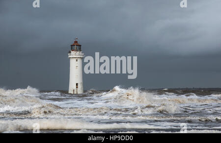 Barsch Rock Leuchtturm, New Brighton während der Flut mit stürmischen Wellen und Himmel Stockfoto