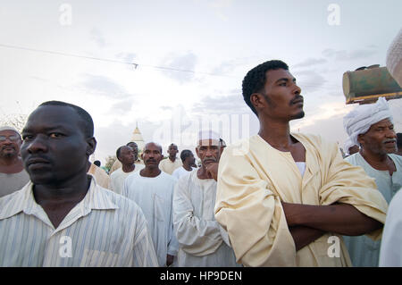 SUDAN, OMDURMAN: Jeden Freitag die Sufis von Omdurman, die andere Hälfte des nördlichen Sudan Hauptstadt Khartum, sammeln für ihre "Dhikr" - singen und tanzen Stockfoto