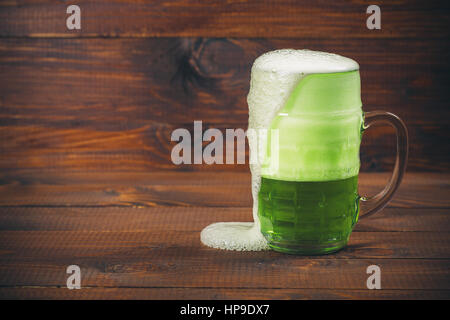 St Patricks Tag Konzept grüne Becher Bier aus Holz Hintergrund Stockfoto