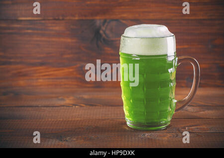 St Patricks Tag Konzept grüne Becher Bier aus Holz Hintergrund Stockfoto