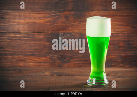 St Patricks Tag Konzept grüne Becher Bier aus Holz Hintergrund Stockfoto