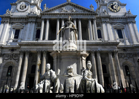 Das Queen Anne Denkmal außerhalb St. Pauls Kathedrale, Nordufer, London City, England, Vereinigtes Königreich, gebaut von Sir Christopher Wren Stockfoto