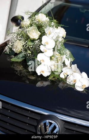 Blumenbouquet bin Hochzeitsauto - Blumenstrauß auf Hochzeitsauto Stockfoto