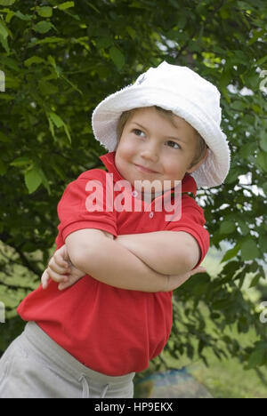 Model Release, Kleiner Junge Mit Verschr? Nkten Armen - kleiner Junge Stockfoto