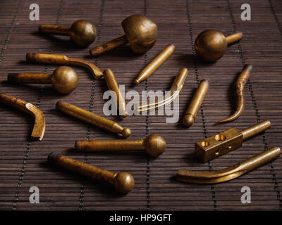Werkzeuge aus Kupfer für die Herstellung von Farben und Accessoires aus Seide Stockfoto