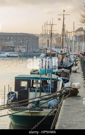 Boote vertäut entlang der Hafenmauer in den Hafen von Bristol in Großbritannien. Stockfoto