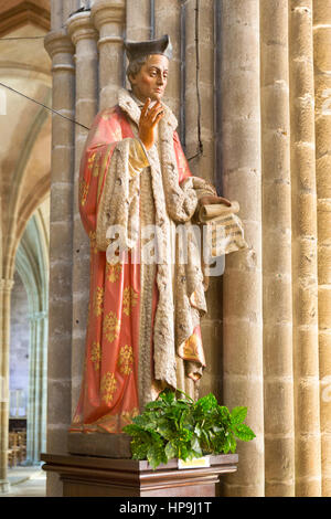 Skulptur des Heiligen Ivo von Kermartin (Schutzpatron der Juristen) in die St. Tugdual Cathedral, Tréguier, Frankreich Stockfoto