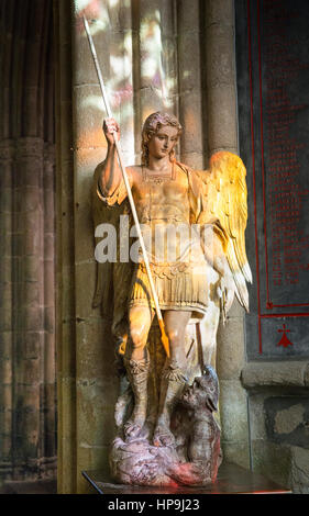 Skulptur des Heiligen Michael in der St. Tugdual Kathedrale in Treguier, Frankreich Stockfoto