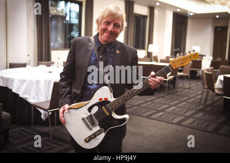 Die Beerdigung von Status Quo Gitarrist Rick Parfitt Woking Krematorium in Surrey. Parfitt starb im Dezember in Spanien an Sepsis, die im Zusammenhang mit einer Schulterverletzung.  D: Lloyd Gilbert, Rick Parfitt Gitarrentechniker wo: London, Vereinigtes Königreich bei: Kredit-19. Januar 2017: Danny Clifford/Hottwire.net/WENN.com Stockfoto