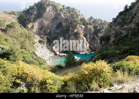 Delik Deniz Meerblick Bucht versteckt zwischen den Bergen in Güney Koyu Dorf umgeben von Resten von Antiochia Ad Cragum Stockfoto