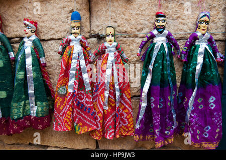 Bunte handgefertigte Puppen auf dem Display für Verkauf in Jaisalmer, Rajasthan. Stockfoto